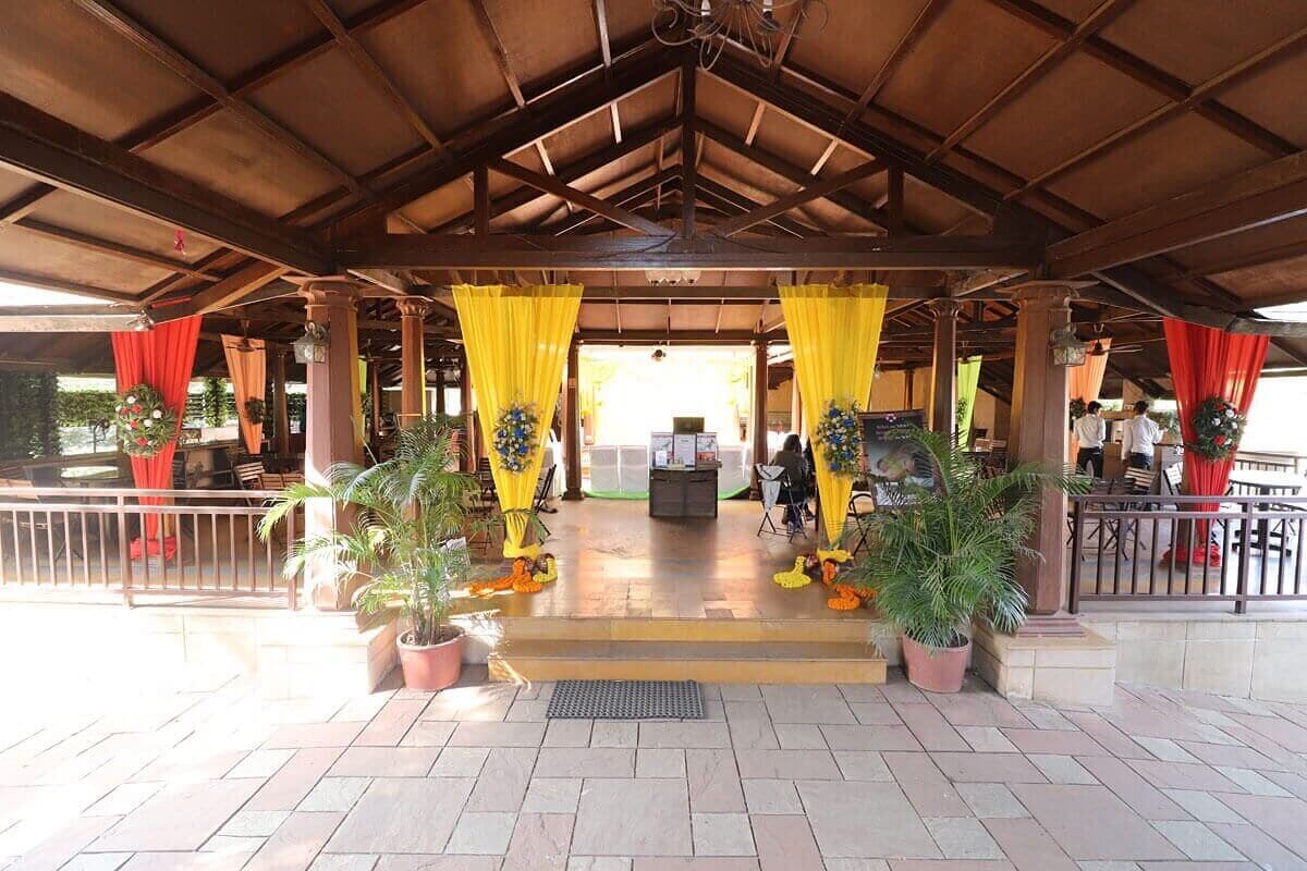 All-day dining hall & seating